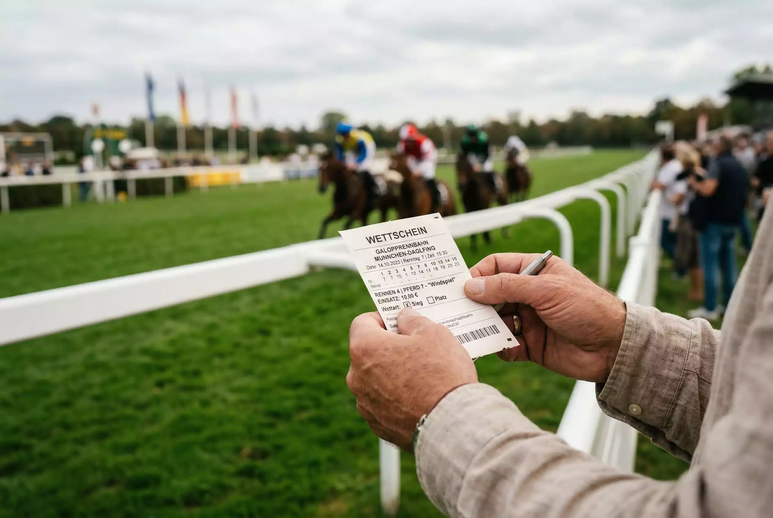 Each Way Wette Pferde — Wettschein und Rennbahn im Hintergrund